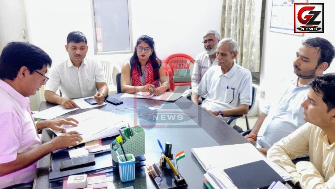 कार्यालय में चल रही अहम बैठक में अधिकारी व कर्मचारी चुनाव संबंधी कार्यों पर मंथन करते हुए।