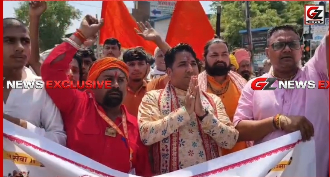 पैदल मार्च के दौरान गौ रक्षकों ने हाथ जोड़कर की गौ माता की सेवा और संरक्षण की अपील।