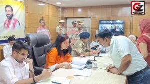 लघु सचिवालय में आयोजित शिविर में आमजन की समस्याओं पर अधिकारियों के साथ चर्चा करती डीसी।