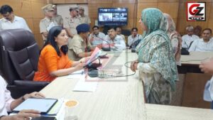 समाधान शिविरों में जन शिकायतें सुनतीं डीसी अनुपमा अंजली।