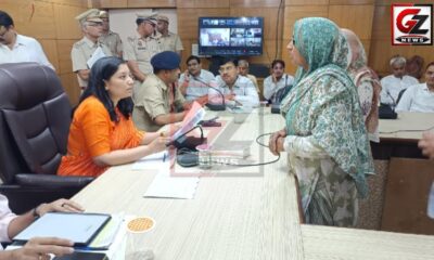 समाधान शिविरों में जन शिकायतें सुनतीं डीसी अनुपमा अंजली।