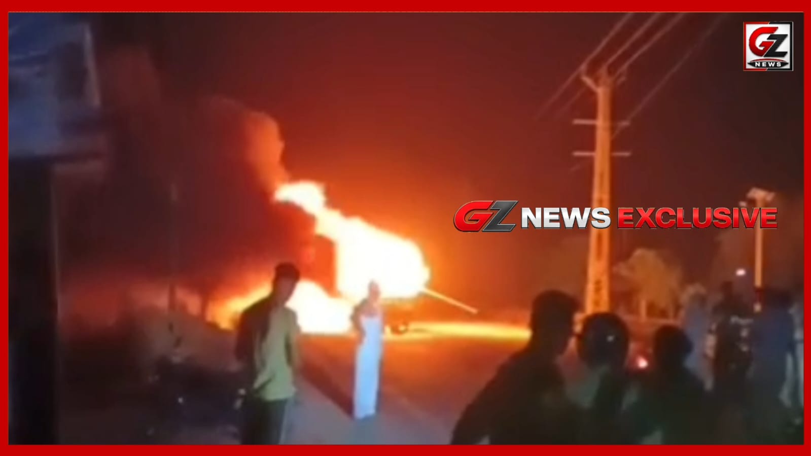 भिवानी के मिलकपुर गांव के पास जलती निजी बस का दृश्य।