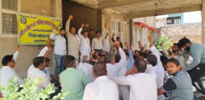 कर्मचारीयो के धरना प्रदर्शन की फोटो