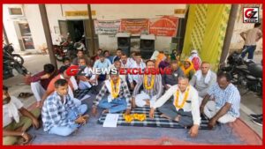 शहीद साथियों को श्रद्धांजलि के साथ कर्मचारियों का प्रदर्शन, सरकार से कार्रवाई की मांग