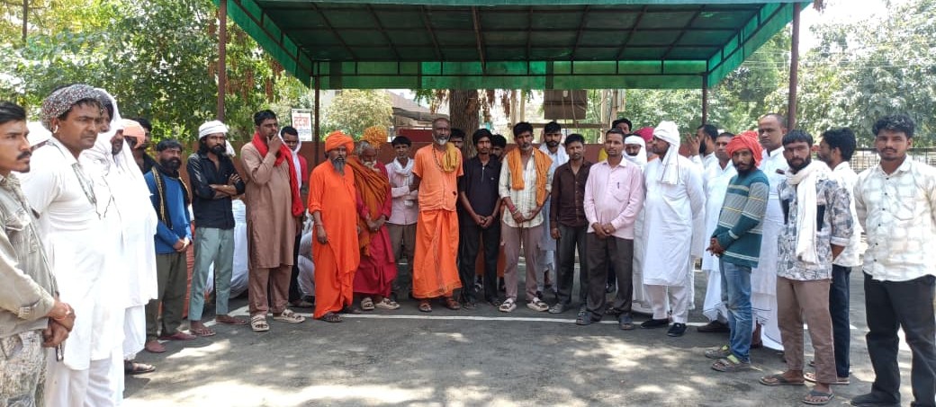 फतेहाबाद हादसे के बाद एकत्रित ग्रामीण, मृतका को न्याय दिलाने की मांग उठी