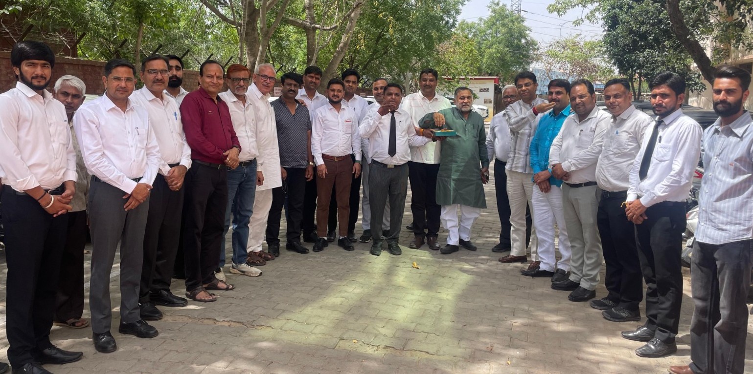 नीरज श्योराण की जीत पर नारनौल बार में जश्न, मिठाई बांटकर मनाई खुशी