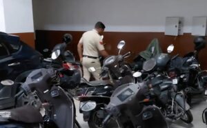 धमकी के बाद स्कूलों में जांच करते पुलिसकर्मी।