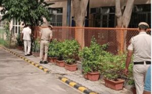 धमकी के बाद स्कूल में जांच करते एंटी बम स्क्वायड की टीम