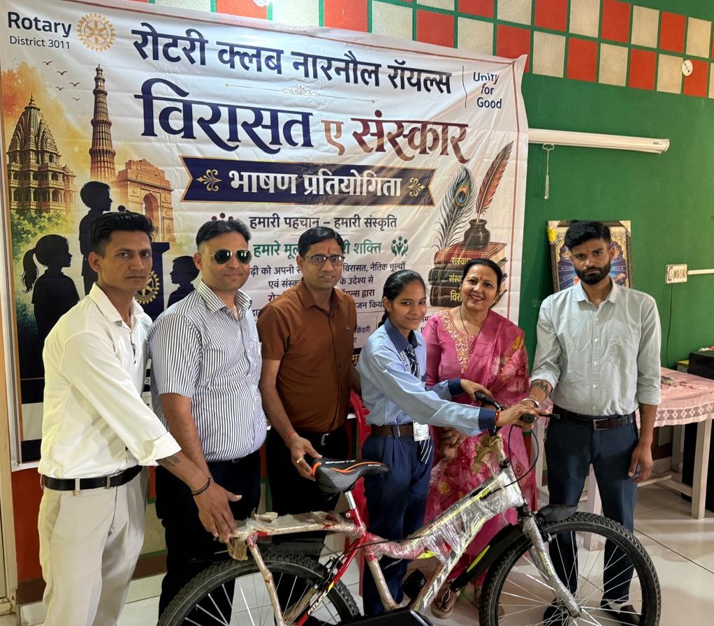 ‘विरासत ए संस्कार’ भाषण प्रतियोगिता में विजेता छात्राओं को साइकिल देकर सम्मानित करते अतिथि