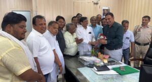 नाम सुधार के फैसले पर नगर परिषद कार्यालय में अधिकारियों का सम्मान करते समाज के पदाधिकारी