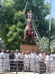 अटेली मंडी। खेड़ी कांटी गांव में बैठक करते ग्रामीण।