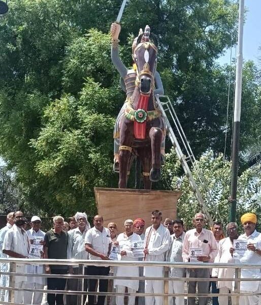 अटेली मंडी। खेड़ी कांटी गांव में बैठक करते ग्रामीण।