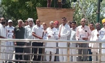 अटेली मंडी। खेड़ी कांटी गांव में बैठक करते ग्रामीण।