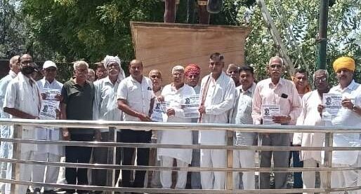 अटेली मंडी। खेड़ी कांटी गांव में बैठक करते ग्रामीण।