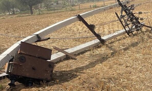 अटेली मंडी | अंधड़ से 50 गांवों की बिजली गुल, 25 पोल टूटे