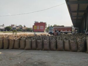 मंडी परिसर में समर्थन मूल्य पर खरीदी गई फसलों की भरी बोरियां