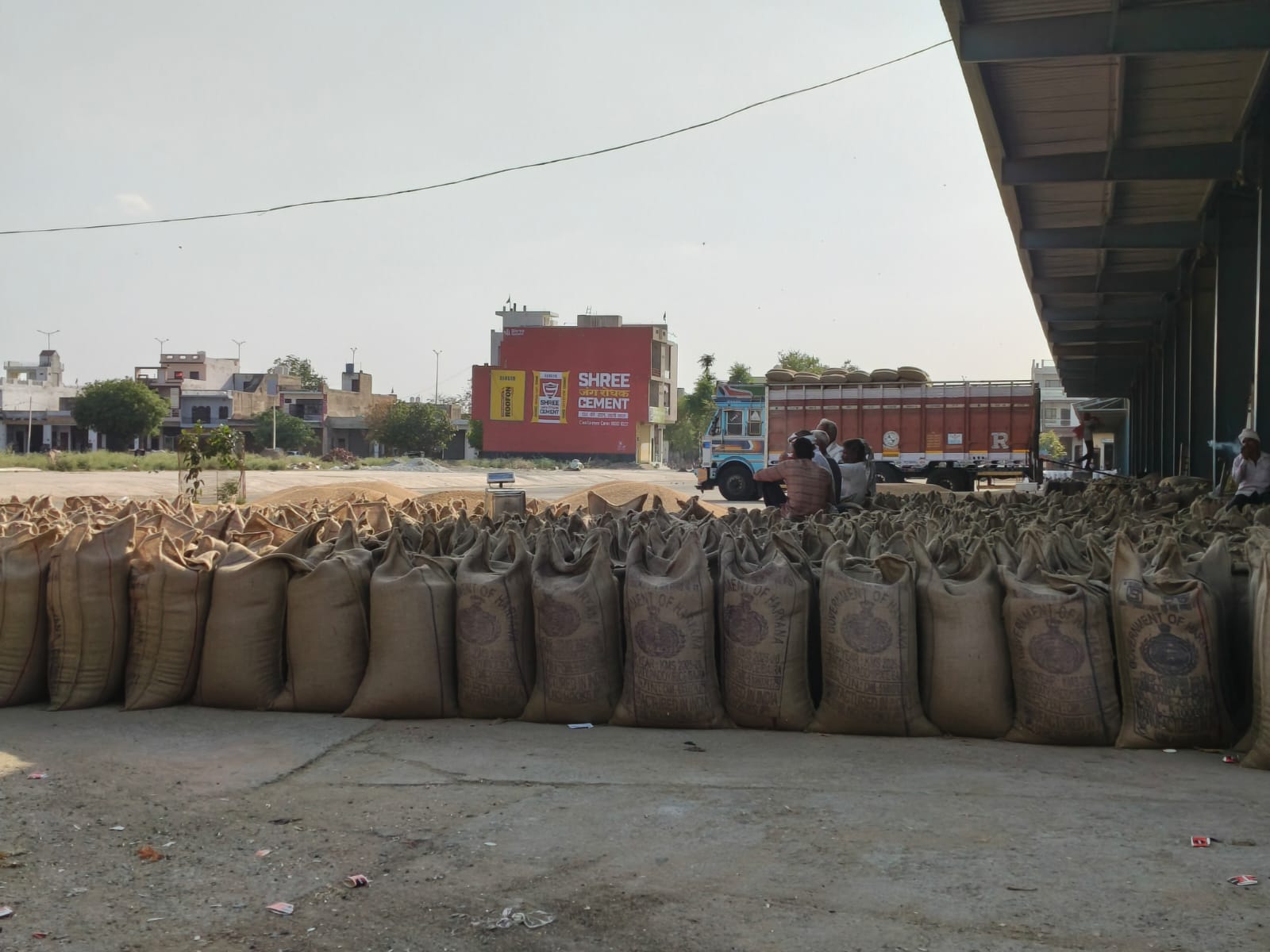 मंडी परिसर में समर्थन मूल्य पर खरीदी गई फसलों की भरी बोरियां