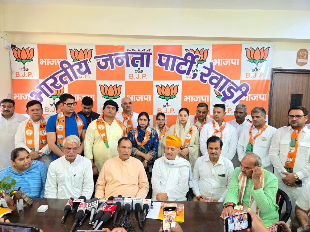 मीडिया से बातचीत करते भाजपा के नेता