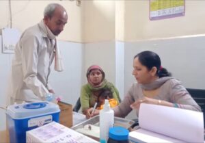 स्वास्थ्य केंद्र में टीकाकरण के दौरान मां के साथ पहुंचे बच्चे, स्टाफ ने दी जरूरी जानकारी