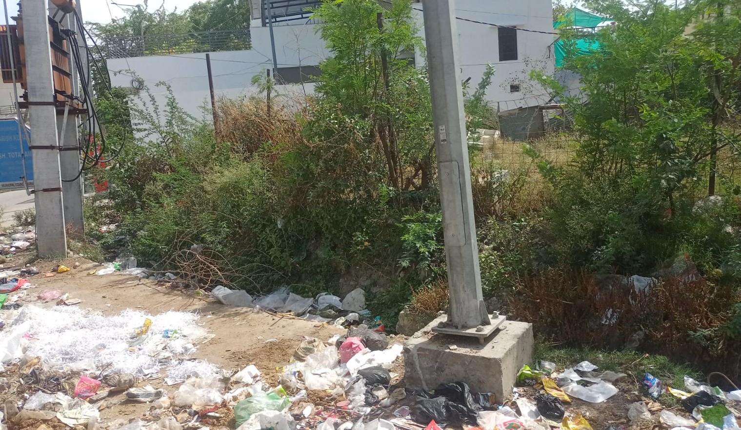 वार्ड नंबर 15 में अधूरा पड़ा नाला