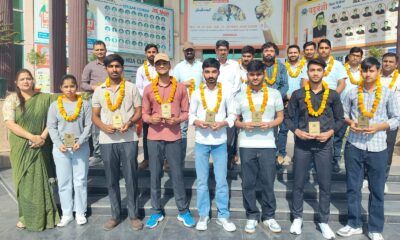 जेईई-मेन 2026 में उत्कृष्ट प्रदर्शन करने वाले छात्रों को सम्मानित करते विद्यालय प्रबंधन व अतिथि