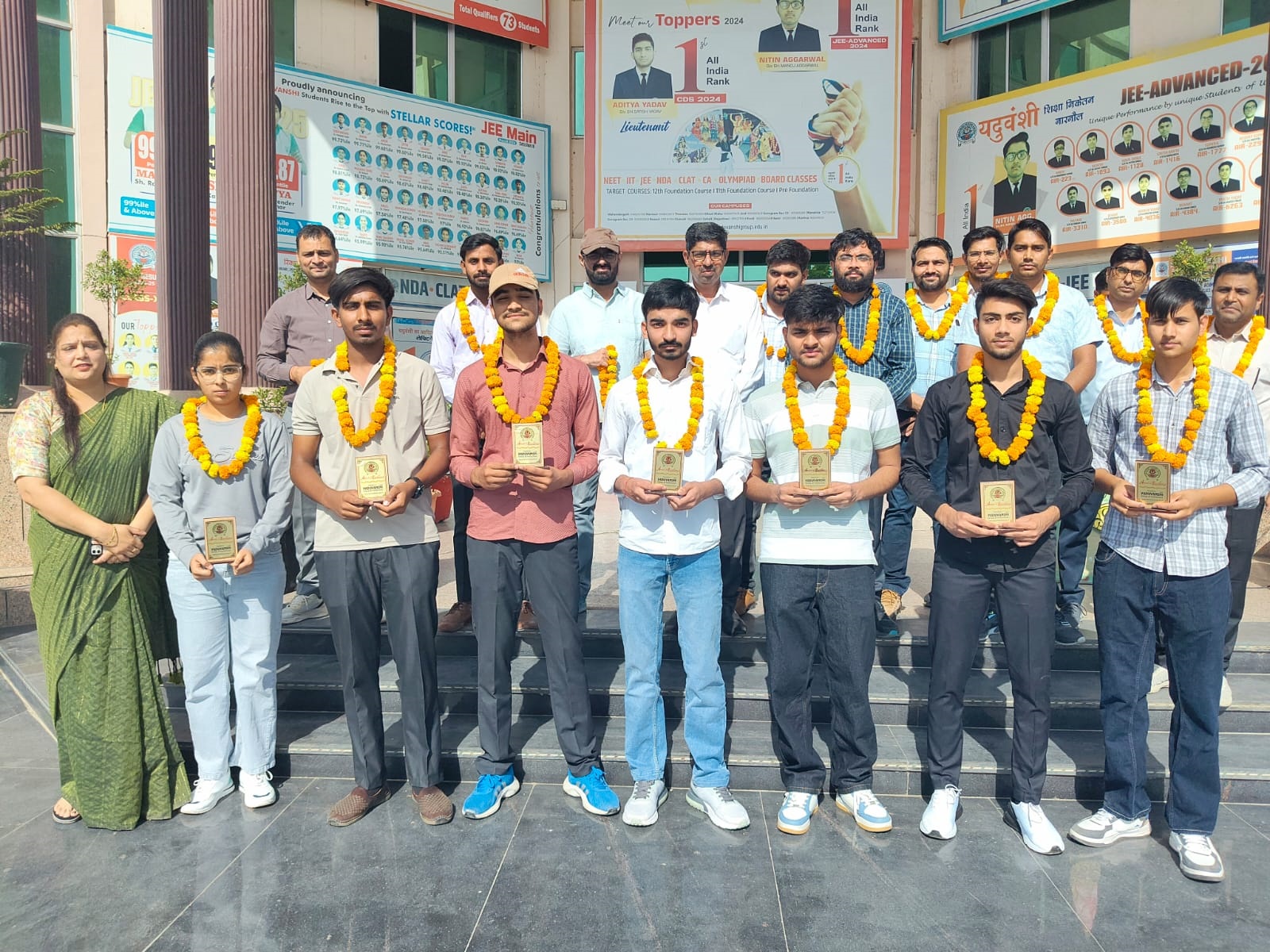 जेईई-मेन 2026 में उत्कृष्ट प्रदर्शन करने वाले छात्रों को सम्मानित करते विद्यालय प्रबंधन व अतिथि