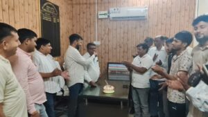 कार्यालय में सादगी से मनाया गया कार्यक्रम, कर्मचारियों ने दी शुभकामनाएं