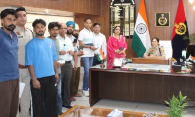 फतेहाबाद पुलिस ने गुम हुए 10 मोबाइल बरामद कर मालिकों को सौंपे