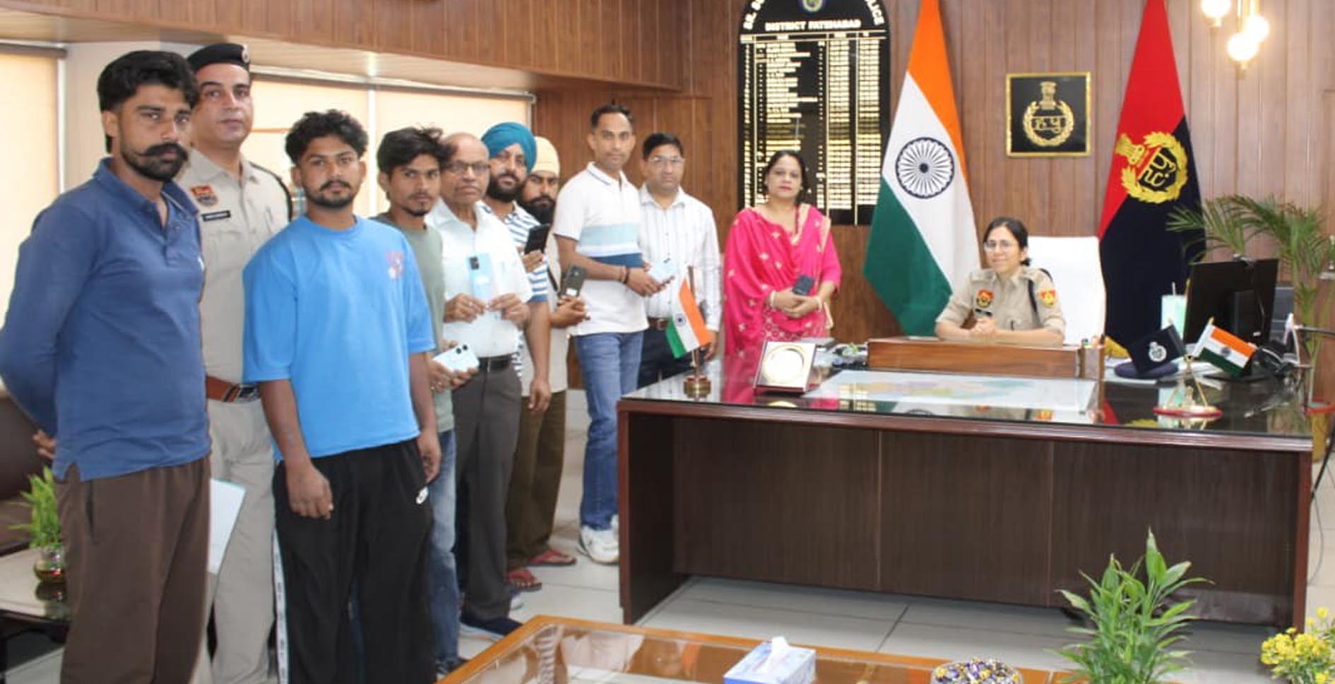फतेहाबाद पुलिस ने गुम हुए 10 मोबाइल बरामद कर मालिकों को सौंपे