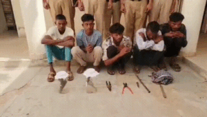 महेंद्रगढ़ में पुलिस द्वारा पकड़े गए आरोपी।