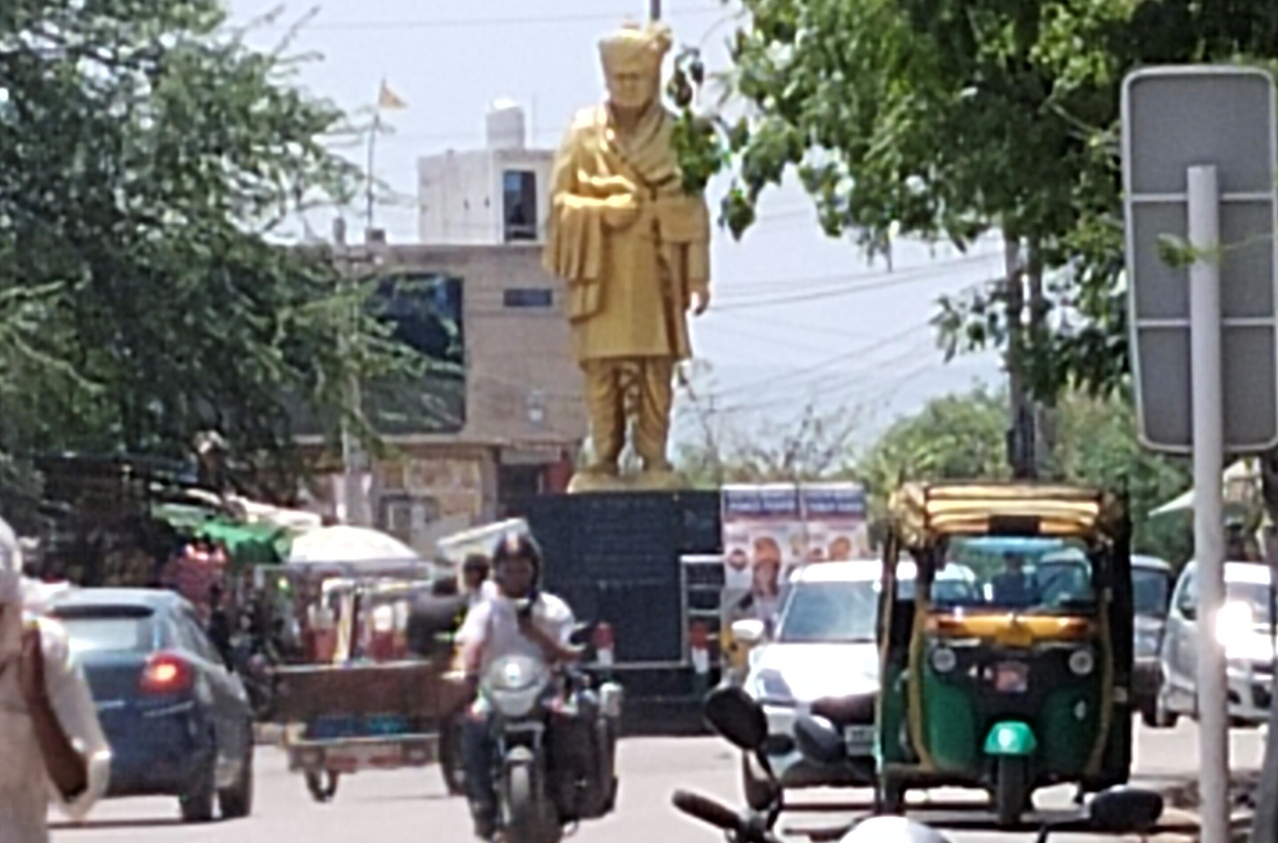 रेलवे स्टेशन से ताऊ देवीलाल चौक तक अंधेरा, राहगीरों को हो रही दिक्कत