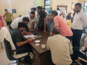 समाधान शिविर में लोगों की समस्याएं सुनते एसडीएम योगेश सैनी
