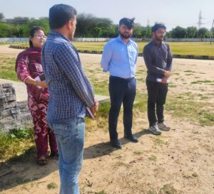 गांव में चल रहे निर्माण कार्यों की गुणवत्ता परखते एसडीएम योगेश सैनी व संबंधित अधिकारी।