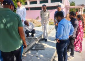 पाली गांव में विकास कार्यों का निरीक्षण करते एसडीएम योगेश सैनी, अधिकारियों को गुणवत्ता बनाए रखने के दिए निर्देश।