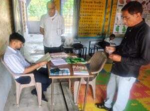 झाखंडी धौली प्राथमिक पाठशाला के औचक निरीक्षण के दौरान व्यवस्थाओं का जायजा लेते एसडीएम योगेश सैनी।