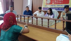 समाधान शिविर के दौरान जन शिकायतों की समीक्षा करते प्रशासनिक अधिकारी।