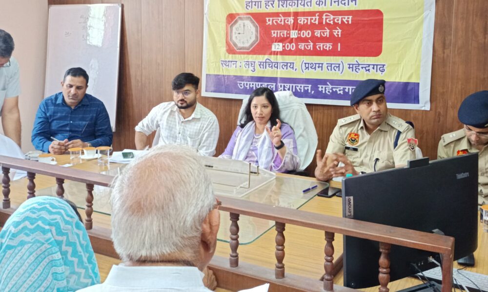 समाधान शिविर में लोगों की समस्याएं सुनतीं डीसी अनुपमा अंजली।
