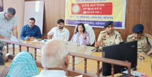 समाधान शिविर में लोगों की समस्याएं सुनतीं डीसी अनुपमा अंजली।