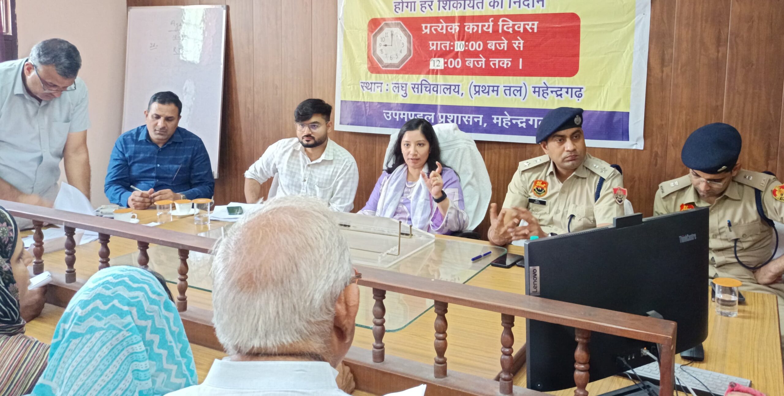 समाधान शिविर में लोगों की समस्याएं सुनतीं डीसी अनुपमा अंजली।