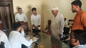 सतनाली खंड कार्यालय में आयोजित समाधान शिविर में लोगों की समस्याएं सुनते एसडीएम योगेश सैनी