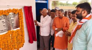 विकास कार्यों का उद्घाटन एवं शिलान्यास करते विधायक कंवर सिंह यादव व सांसद धर्मबीर सिंह