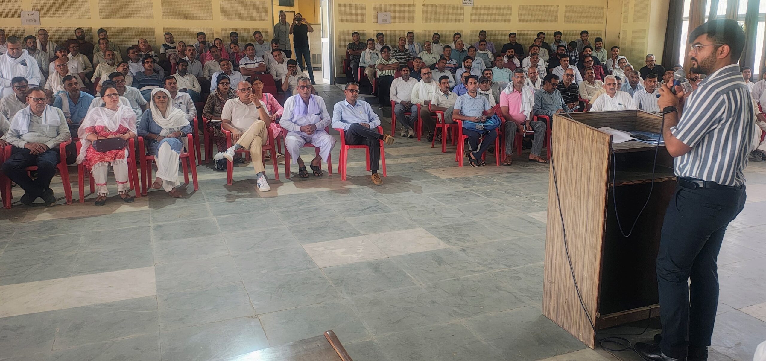 महेंद्रगढ़ में बीएलओ और सुपरवाइजर्स को प्रशिक्षण देते निर्वाचन पंजीयन अधिकारी योगेश सैनी।