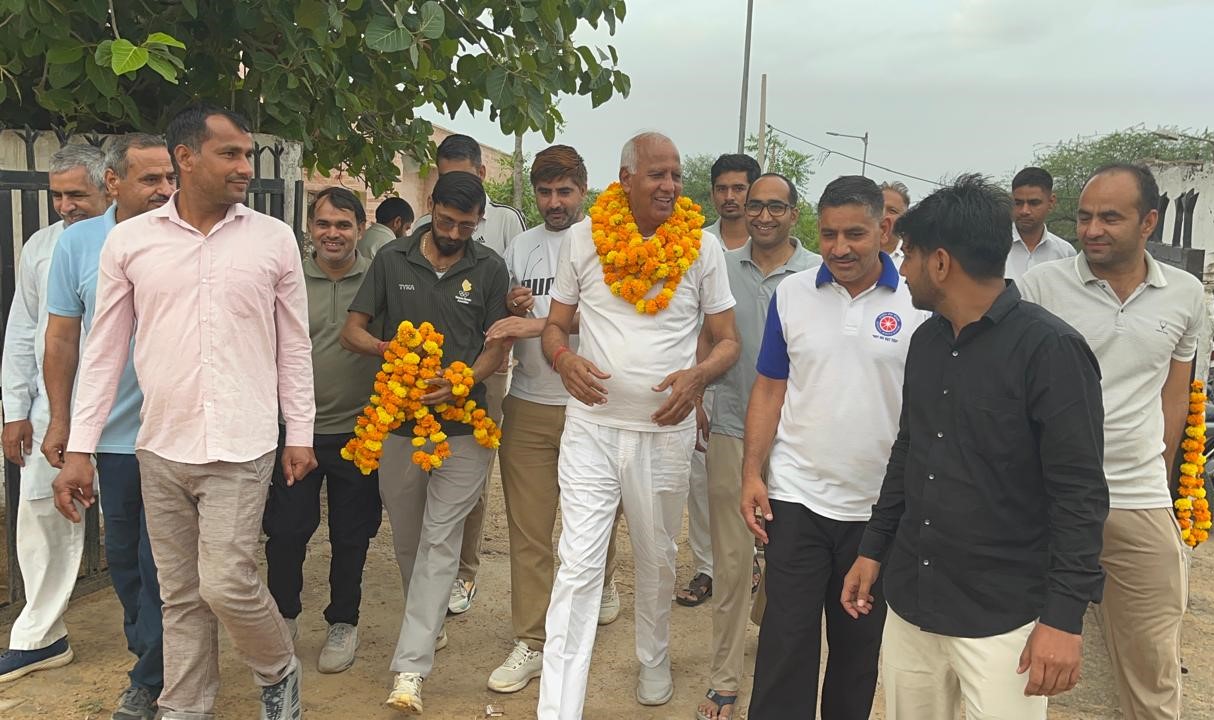 महेंद्रगढ़ खेल स्टेडियम में खिलाड़ियों के साथ दौड़ लगाते विधायक कंवर सिंह यादव