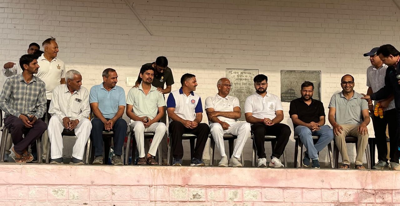 खेल प्रतियोगिता के दौरान खिलाड़ियों का उत्साह बढ़ाते अतिथि।