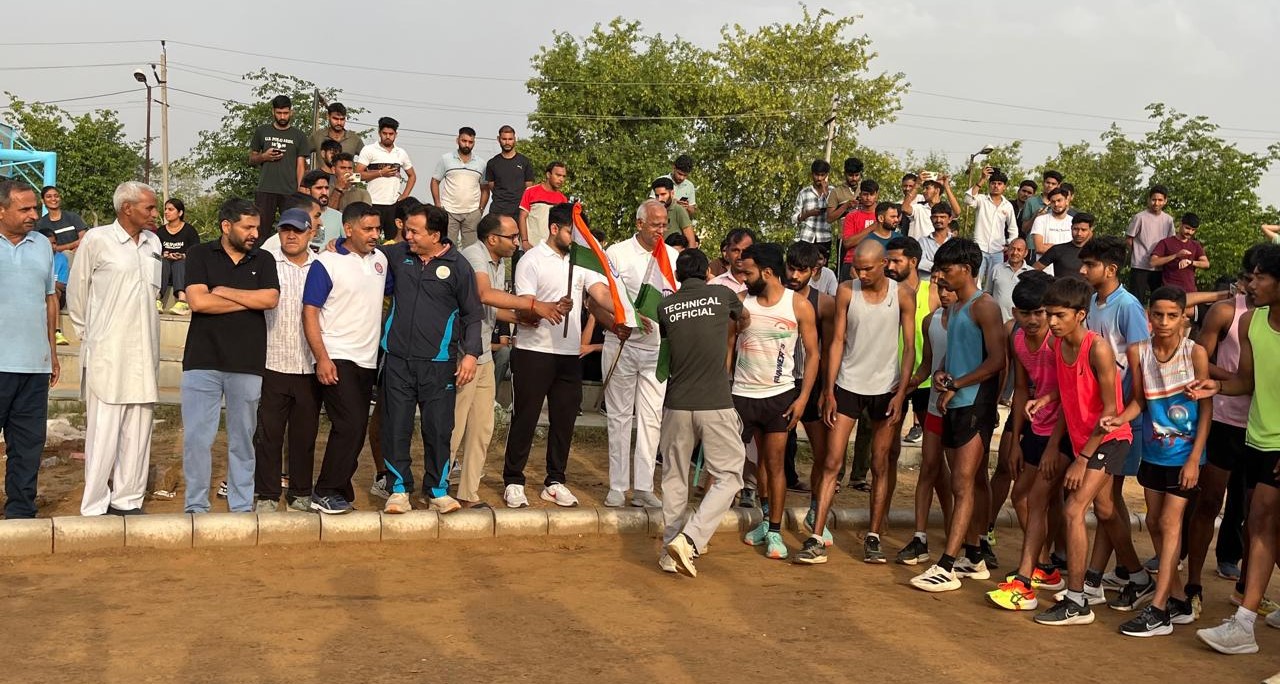 नशामुक्ति संदेश के साथ आयोजित रेस प्रतियोगिता में भाग लेते युवा खिलाड़ी।