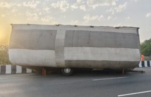 NH-148B पर बस स्टैंड अंडरपास के ऊपर हादसे के बाद साइड बॉर्डर पर झुकी चारे से भरी ट्रैक्टर-ट्रॉली।