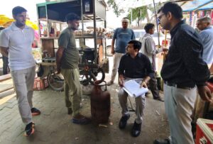 घरेलू सिलेंडरों के कमर्शियल उपयोग पर प्रशासन की सख्ती, बाजार में कार्रवाई करते अधिकारी।