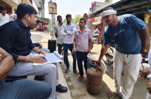 नांगल चौधरी बाजार में फूड सप्लाई विभाग की छापेमारी के दौरान जब्त किए गए घरेलू गैस सिलेंडर।