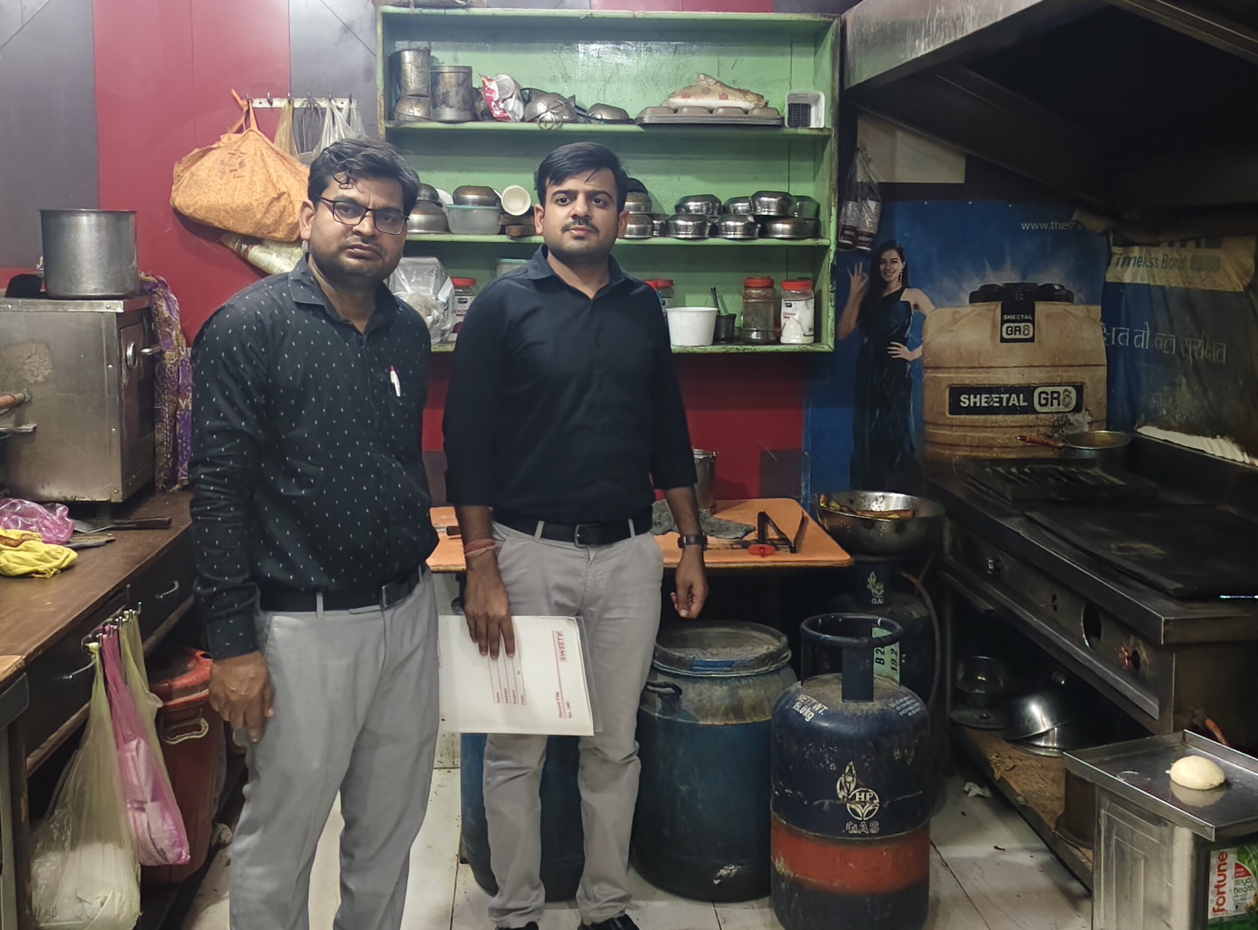 नांगल चौधरी में फूड सप्लाई विभाग की टीम ने दुकानों और ढाबों पर चलाया जांच अभियान।
