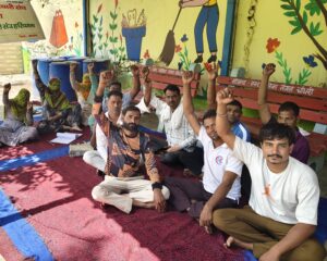 नांगल चौधरी नगर पालिका प्रांगण में 8वें दिन भी धरने पर बैठे कर्मचारी।